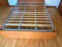 Cama de casal de madeira