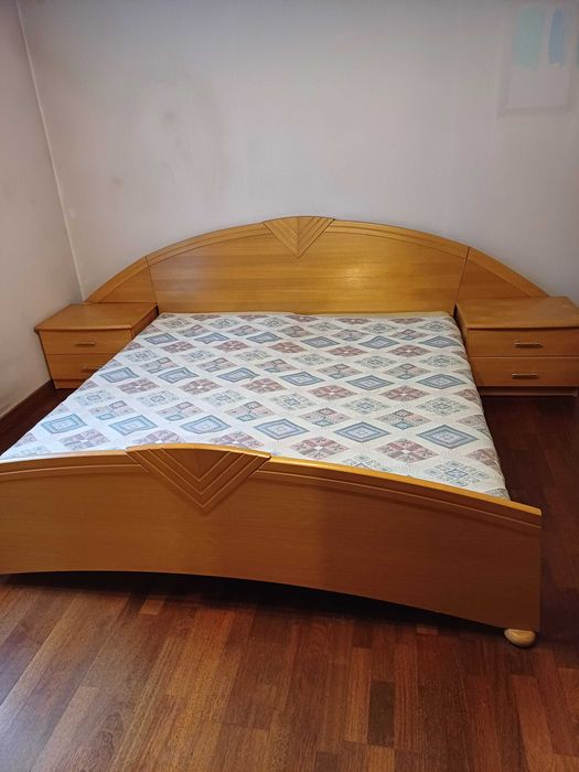 Sypialnia z materacami, dwa stoliki nocne, komoda.