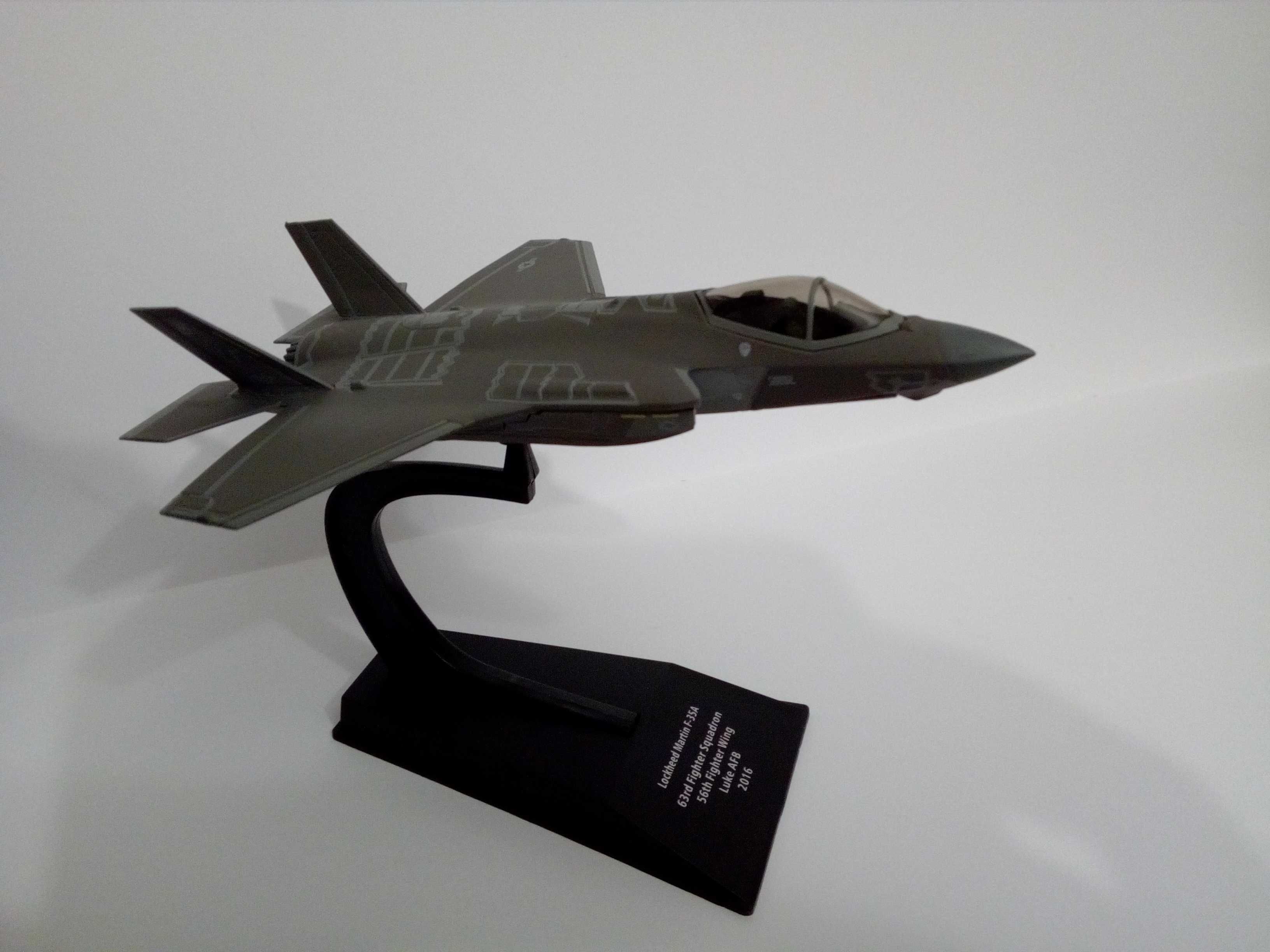 Vendo avião F-35A e F-4E
