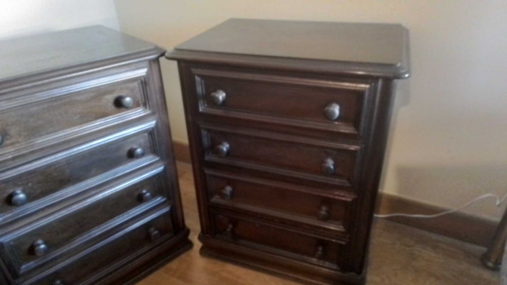 Mesinha de cabeceira, em madeira castanha