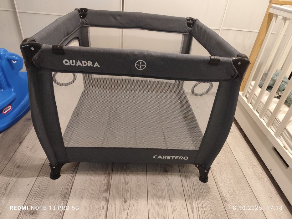 Kojec Caretero Quadra  z dodatkowym materacem i prześcieradłami