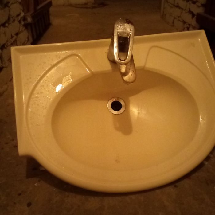 Umywalka z baterią i wężykami