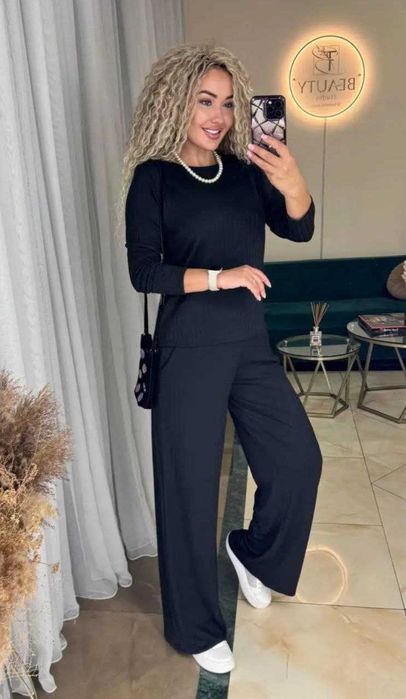 Женский костюм свободного кроя в рубчик