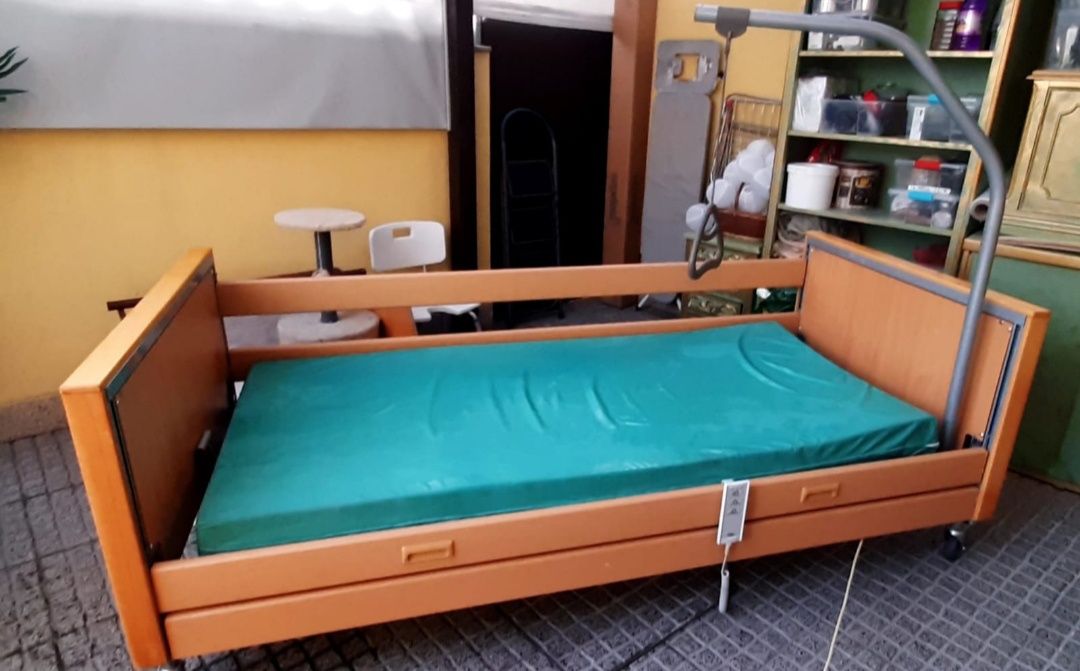 Cama articulada e elevatória com pêndulo e colchão
