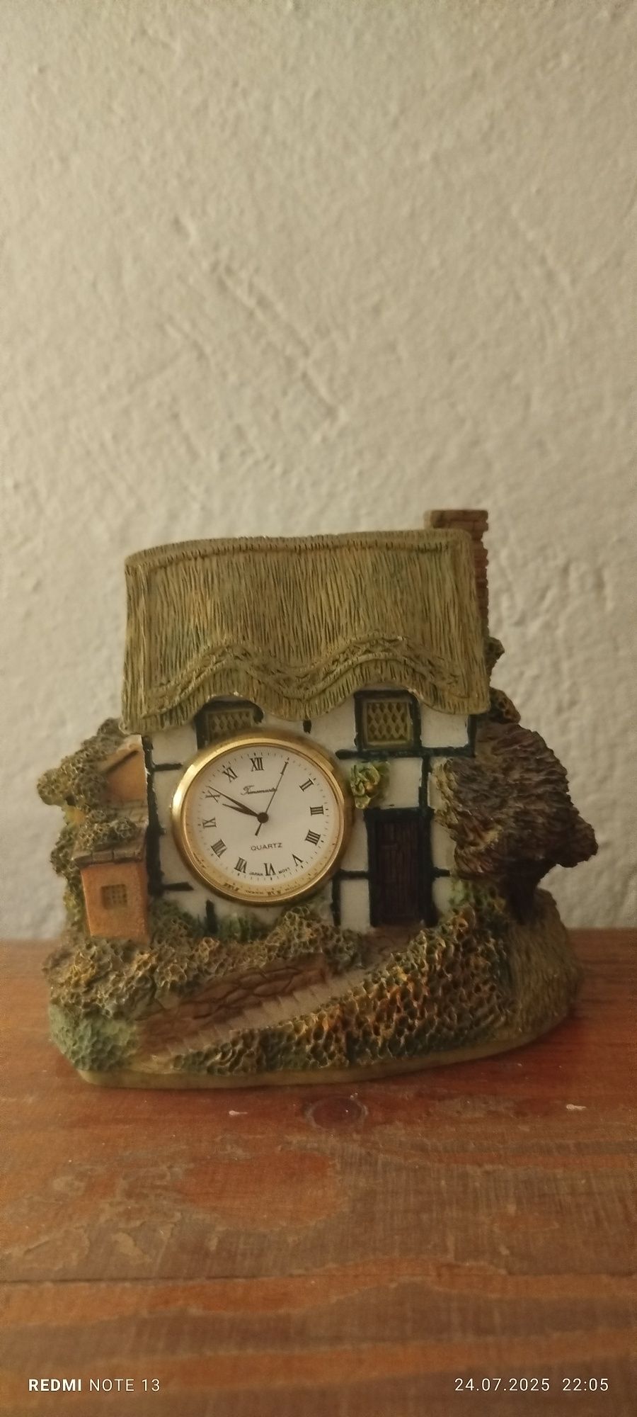 Zegarek w figurce domek