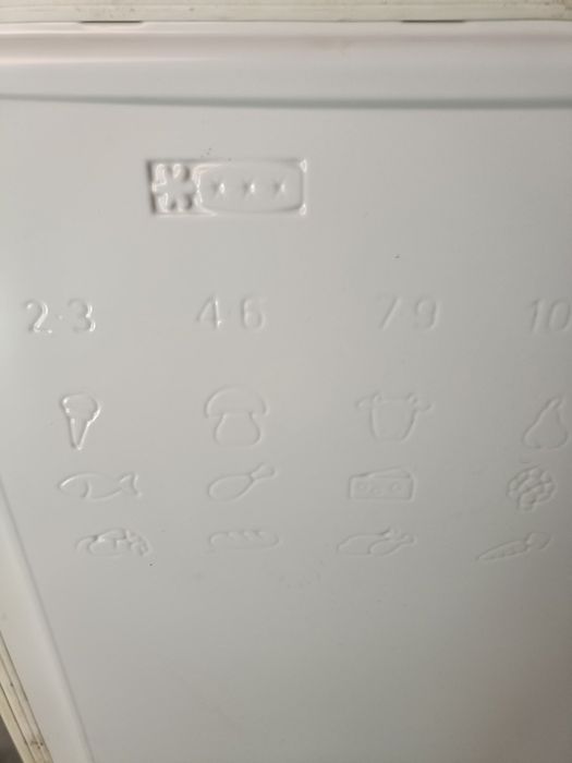 Морозильна камера Indesit SFR100