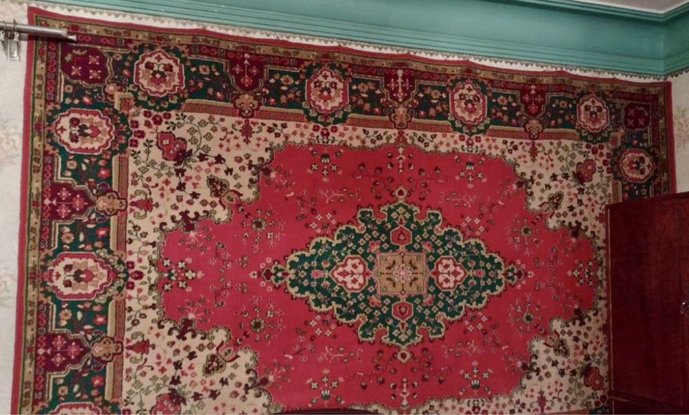 Ковер на стенку красный