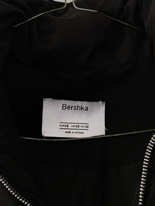 Чорна коротка куртка оверсайз пуховик bershka