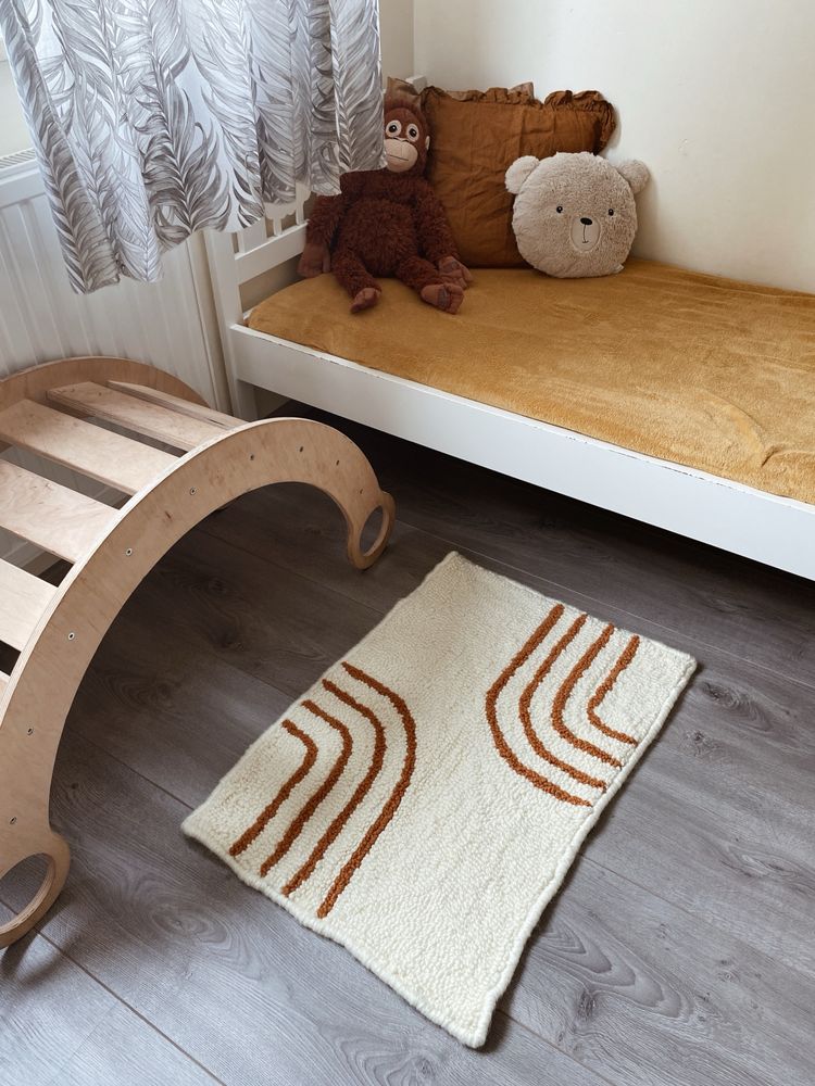 Mały dywanik z tęczą do sypialni w stylu boho