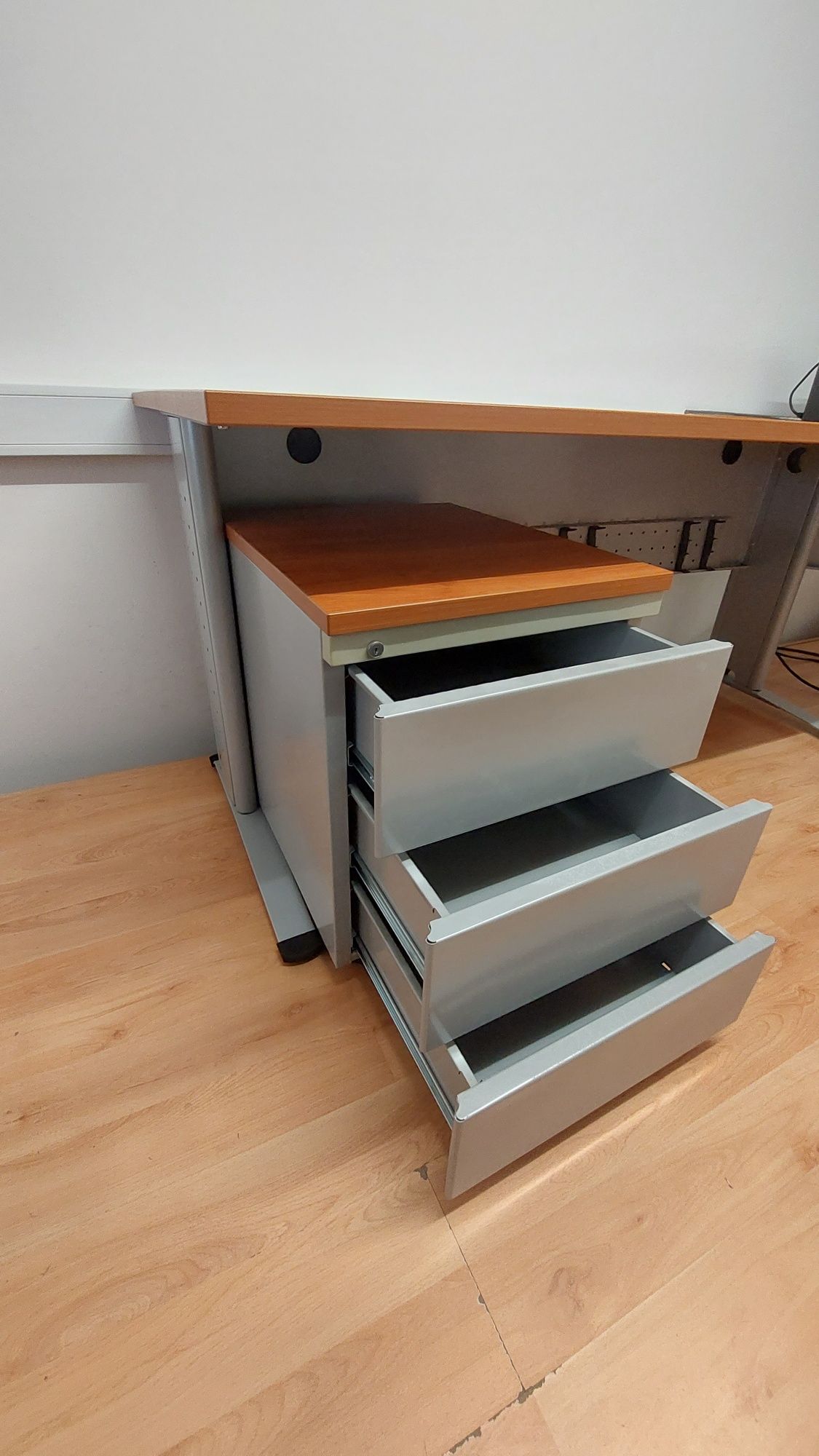 Conjunto mesa com canto, bloco gavetas, e 2 armários escritório