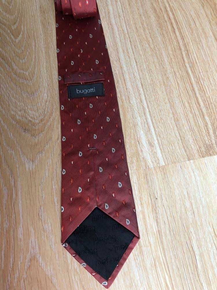 Krawat w pięknym odcieniu czerwieni, w drobny print.