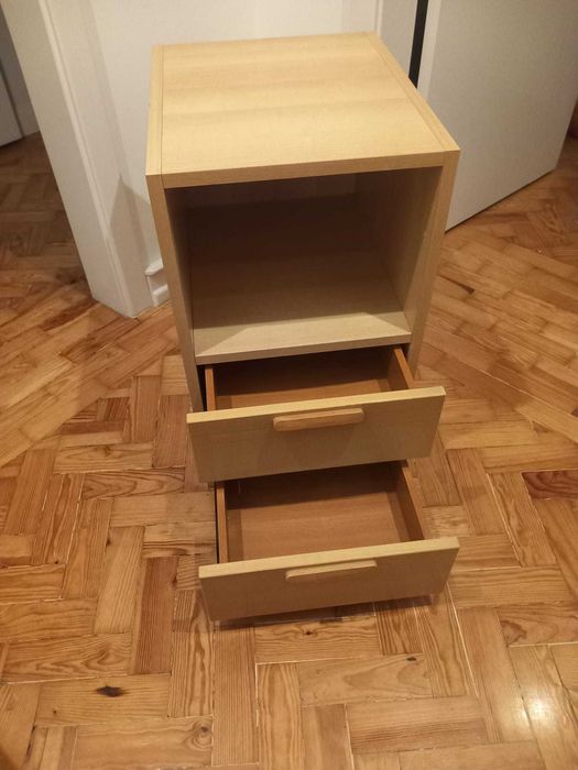 Mesa de cabeceira em madeira