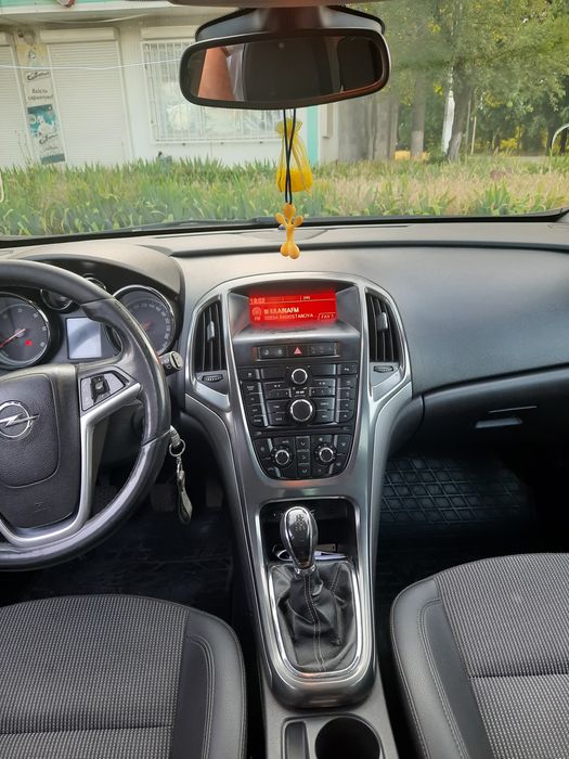 OPEL astra sports tourer 2011г.