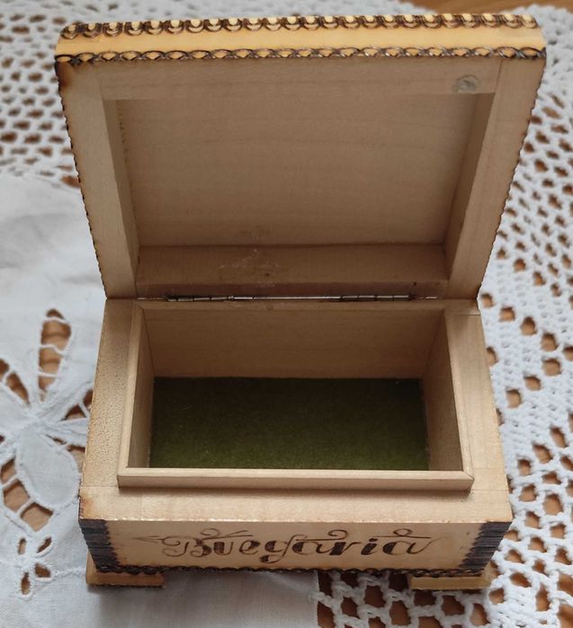 Ładna drewniana szkatułka Bułgaria stroje ludowe skrzyneczka drewno