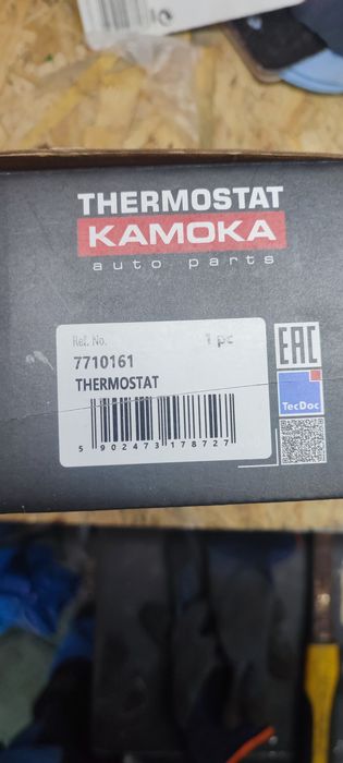 Termostat z obudową Kamoka 771.01.61, Peugeot, Volvo i inne