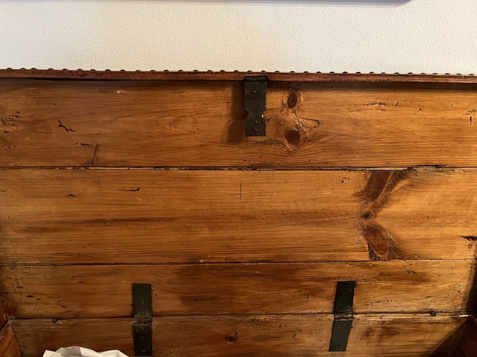 Bau em madeira e ataches de metal