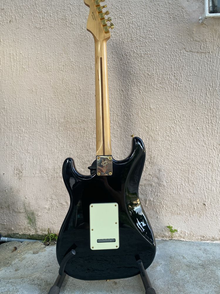Fender Stratocaster player series edicão limitada.