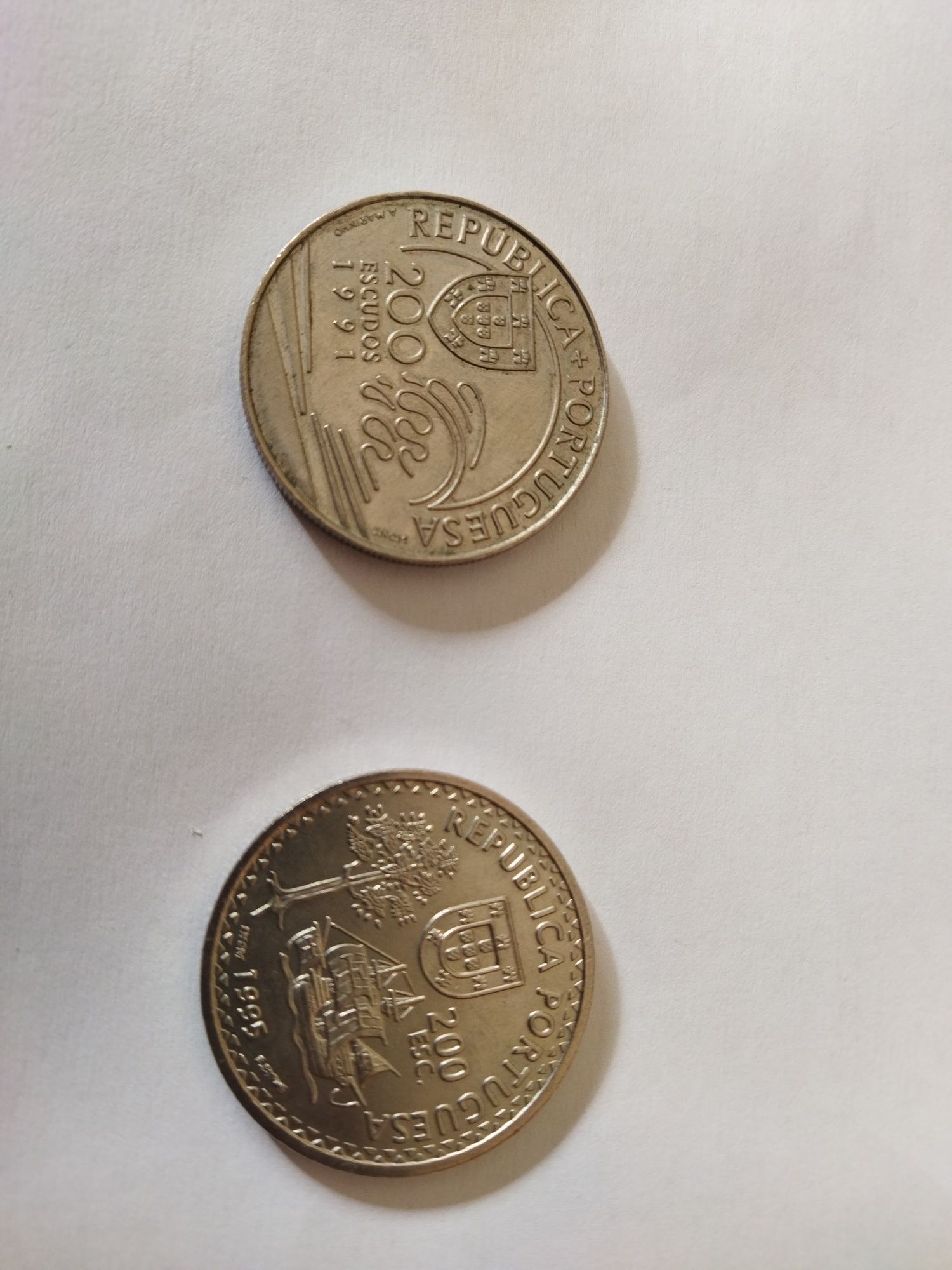 Moedas comemorativas de 100 e 200 escudos