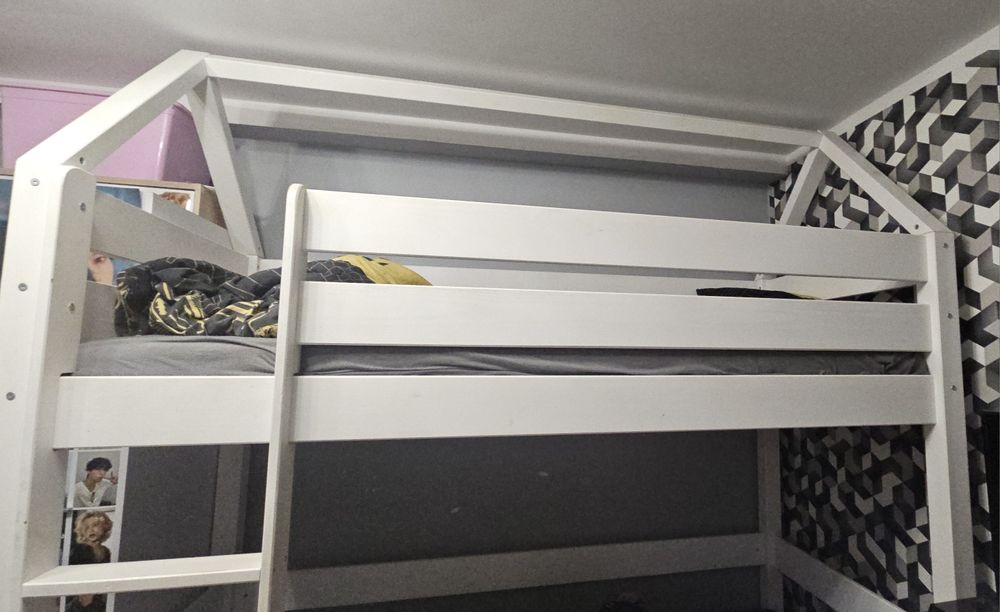 Łóżko piętrowe domek