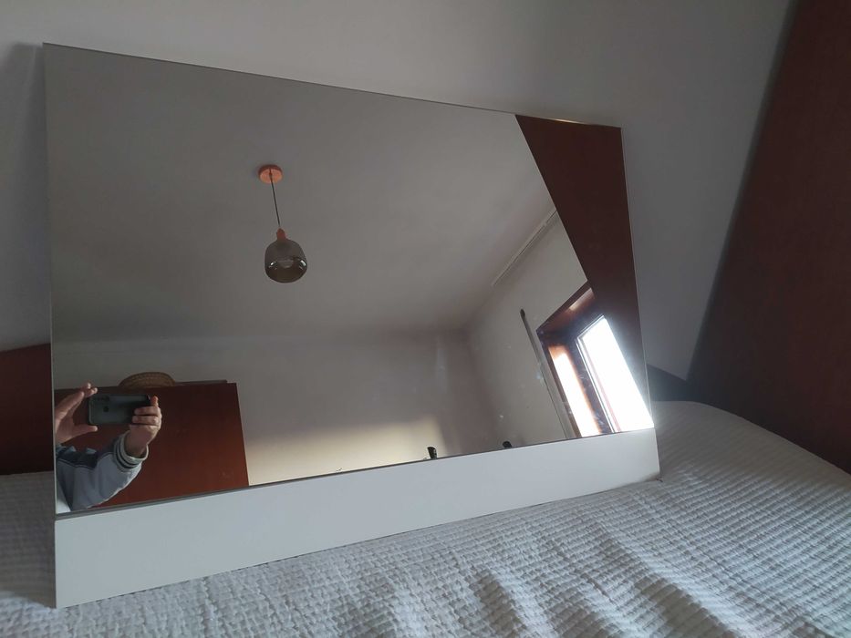 Espelho branco adaptável a qualquer zona da casa