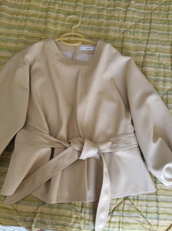 Blusa com efeito de pele com cinto da Mango