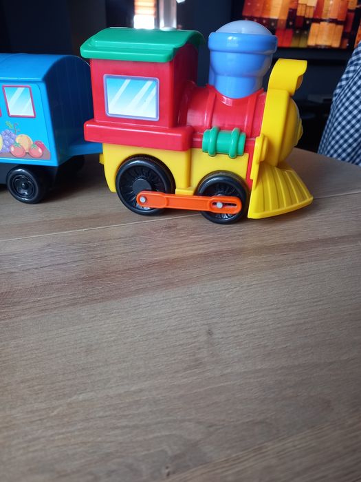 Pociag z wagonami oraz wieża do ukladania