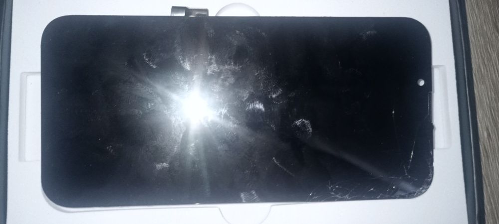 Побитий екран для iPhone 13