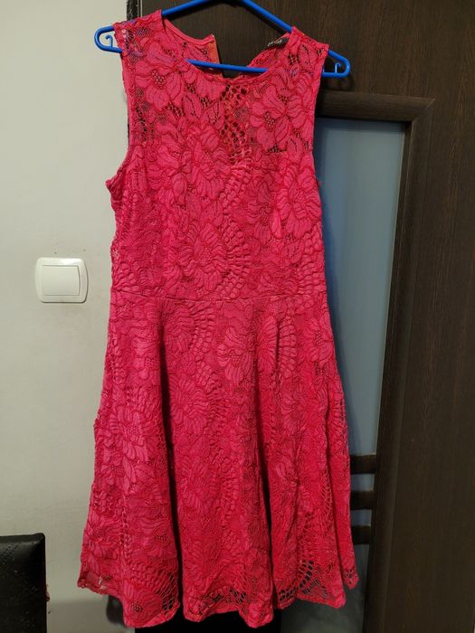 Różowa koronkowa sukienka