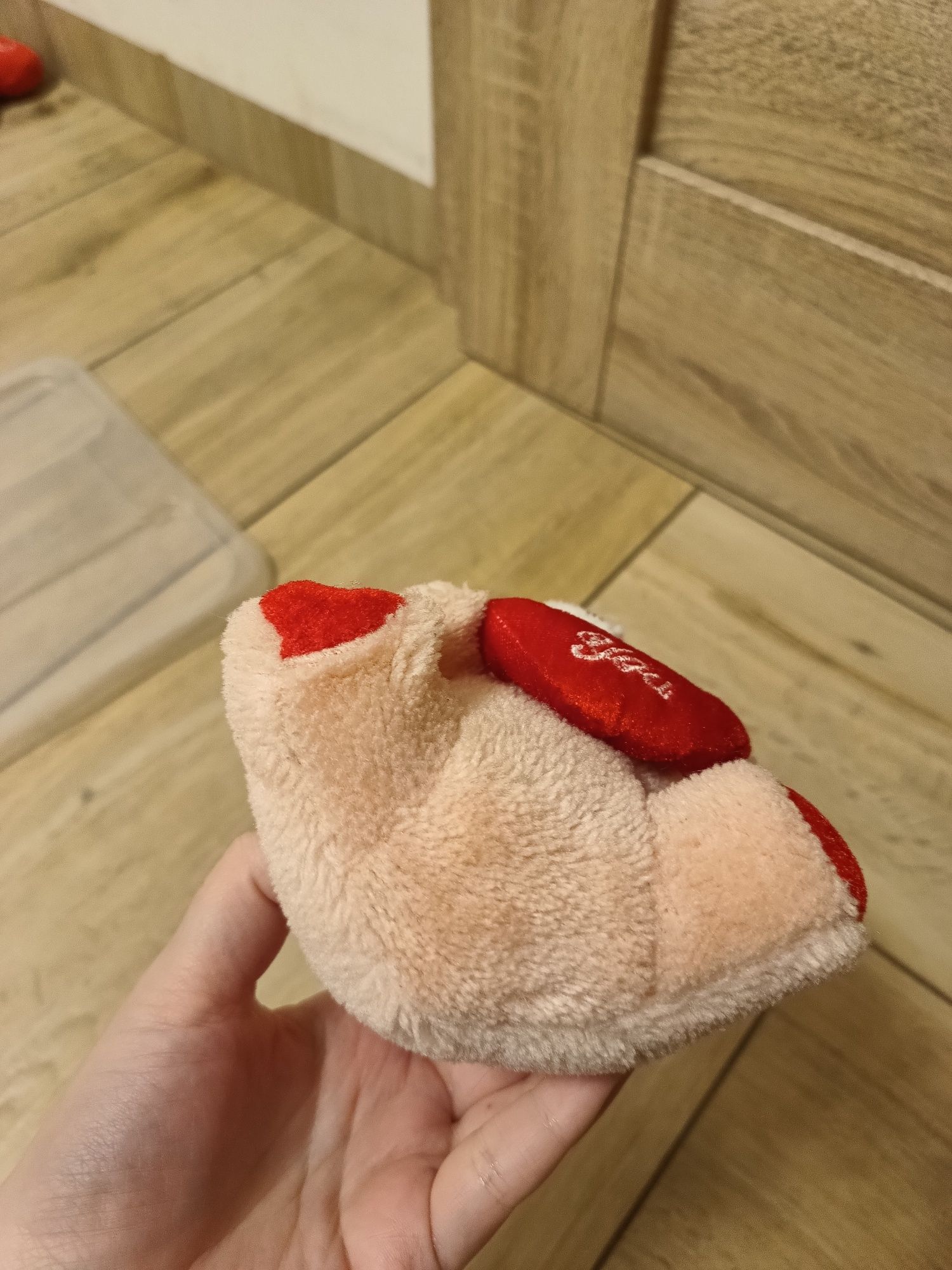 Różowy miś z czerwonym sercem