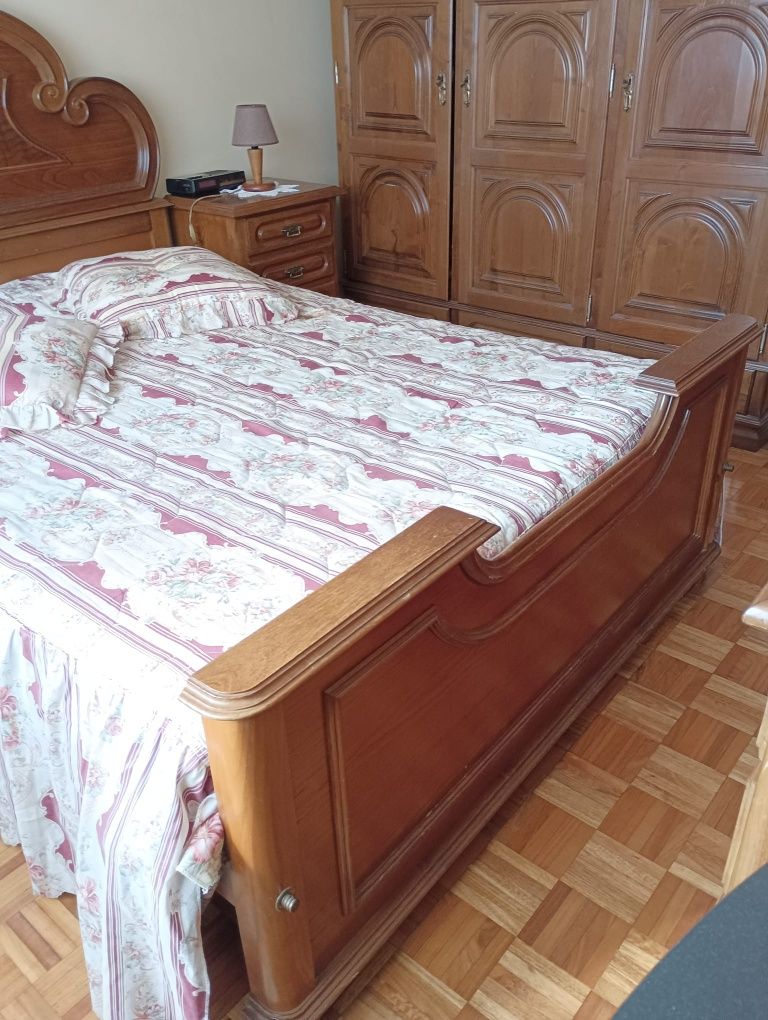 Quarto completo em madeira