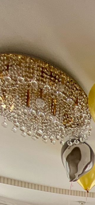 Скляна люстра з золотистою основою, діаметр 55 см