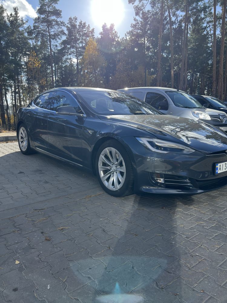 Авто Тesla Модел S