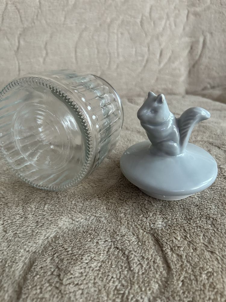 Pojemnik na materiały sypkie o pojemności ok 600 ml