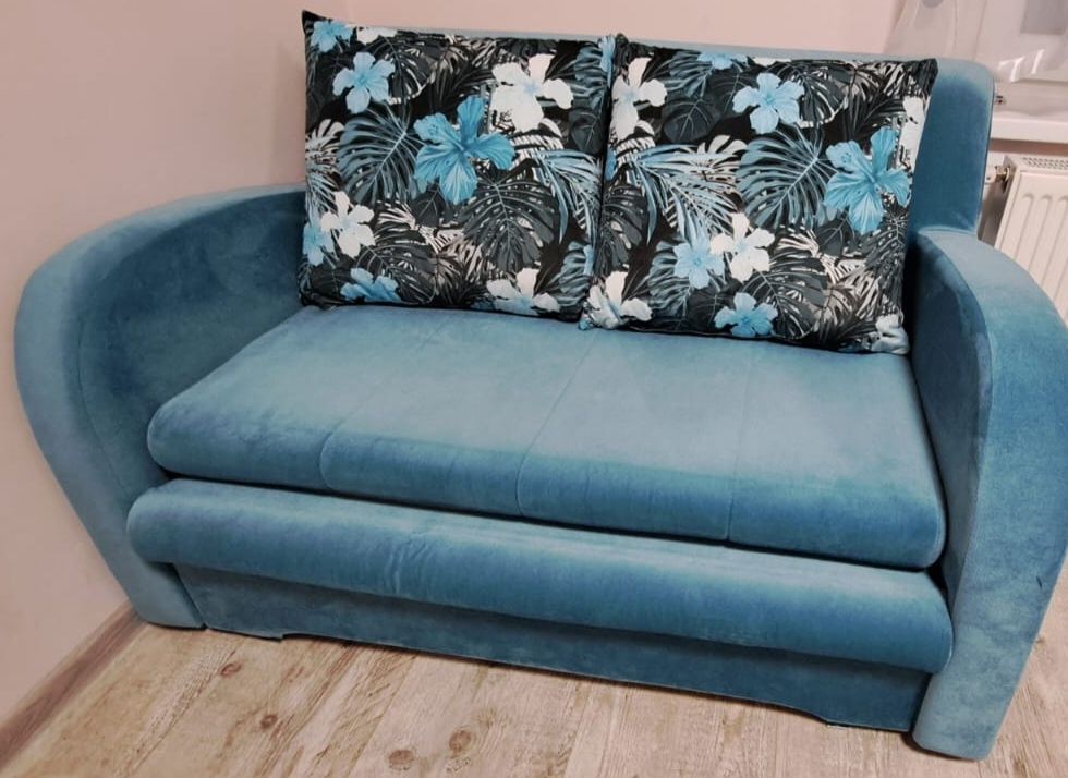 Sofa rozsuwana z poduszkami i funkcją spania