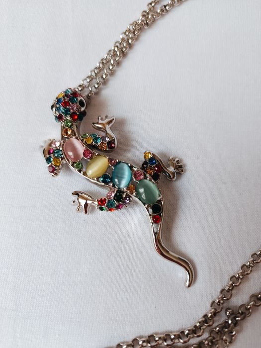 Naszyjnik w kolorz srebra z piękna kolorową zawieszką