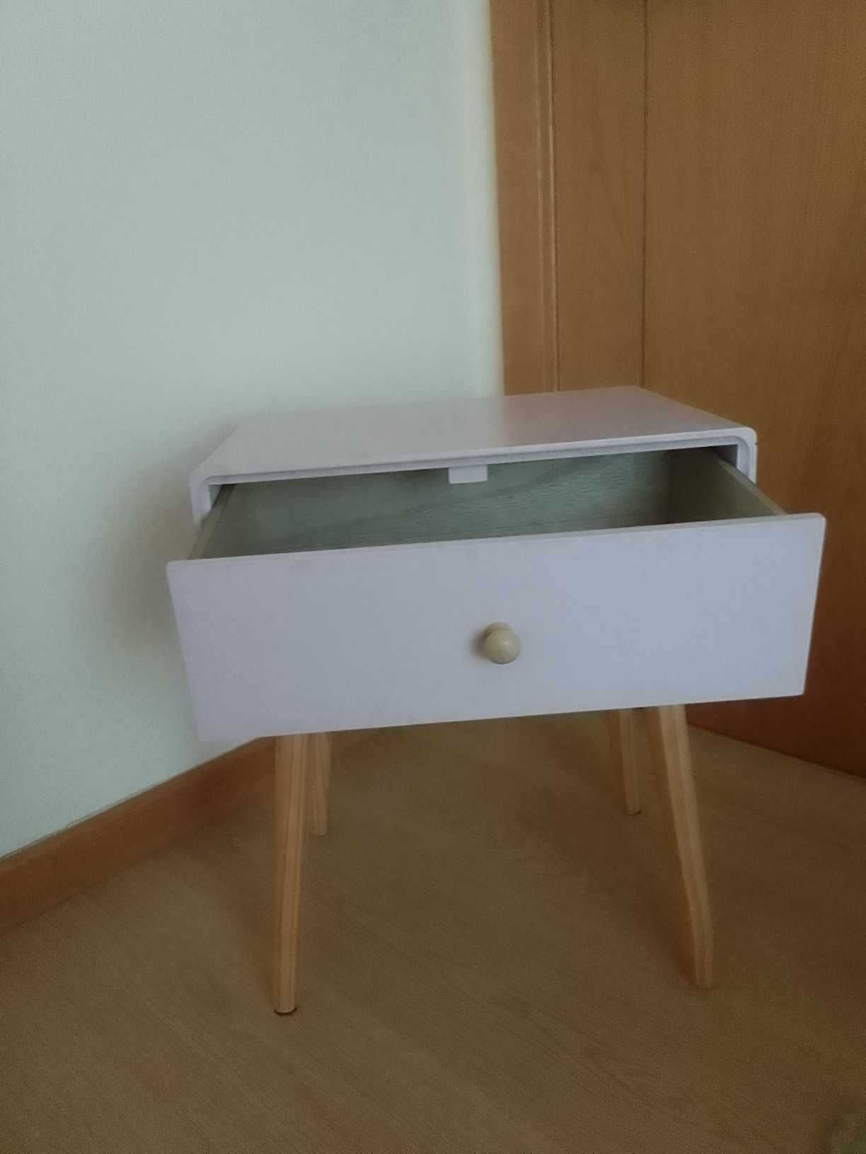 Mesa-de-cabeceira com gaveta (cor de rosa)