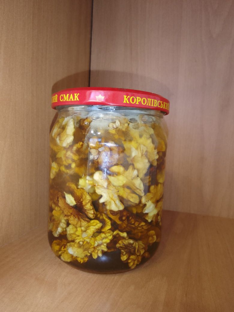 Мед з волоськими горіхами