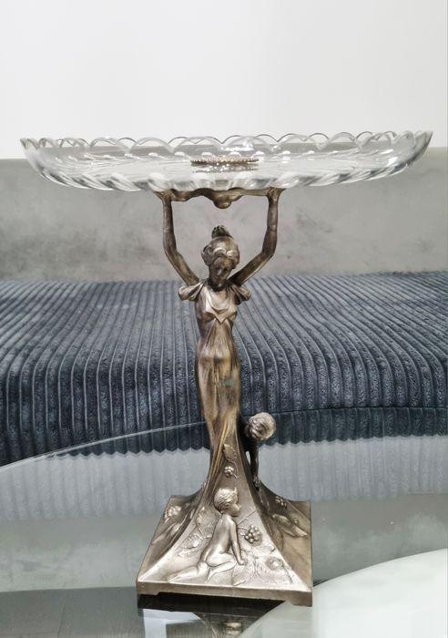 Posrebrzana i sygnowana patera z postacią kobiety i 2 dzieci, secesja