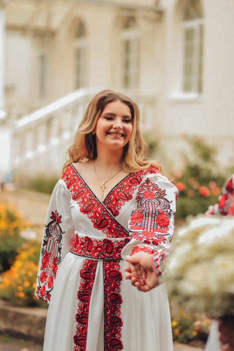 Продаю вишитий комплект плаття з шлейфом та чоловічою сорочкою