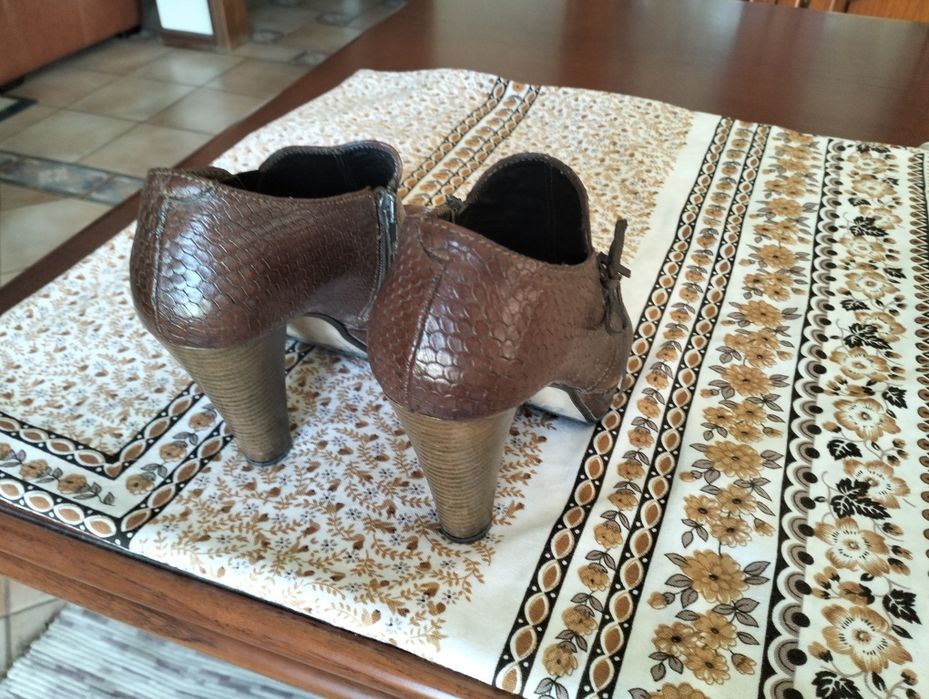 Sapato salto alto em pele