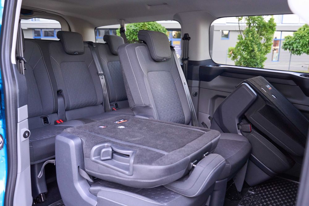 Wynajem Busa 9 osobowego. Ford Transit Custom. MATRIX LED 2025r.