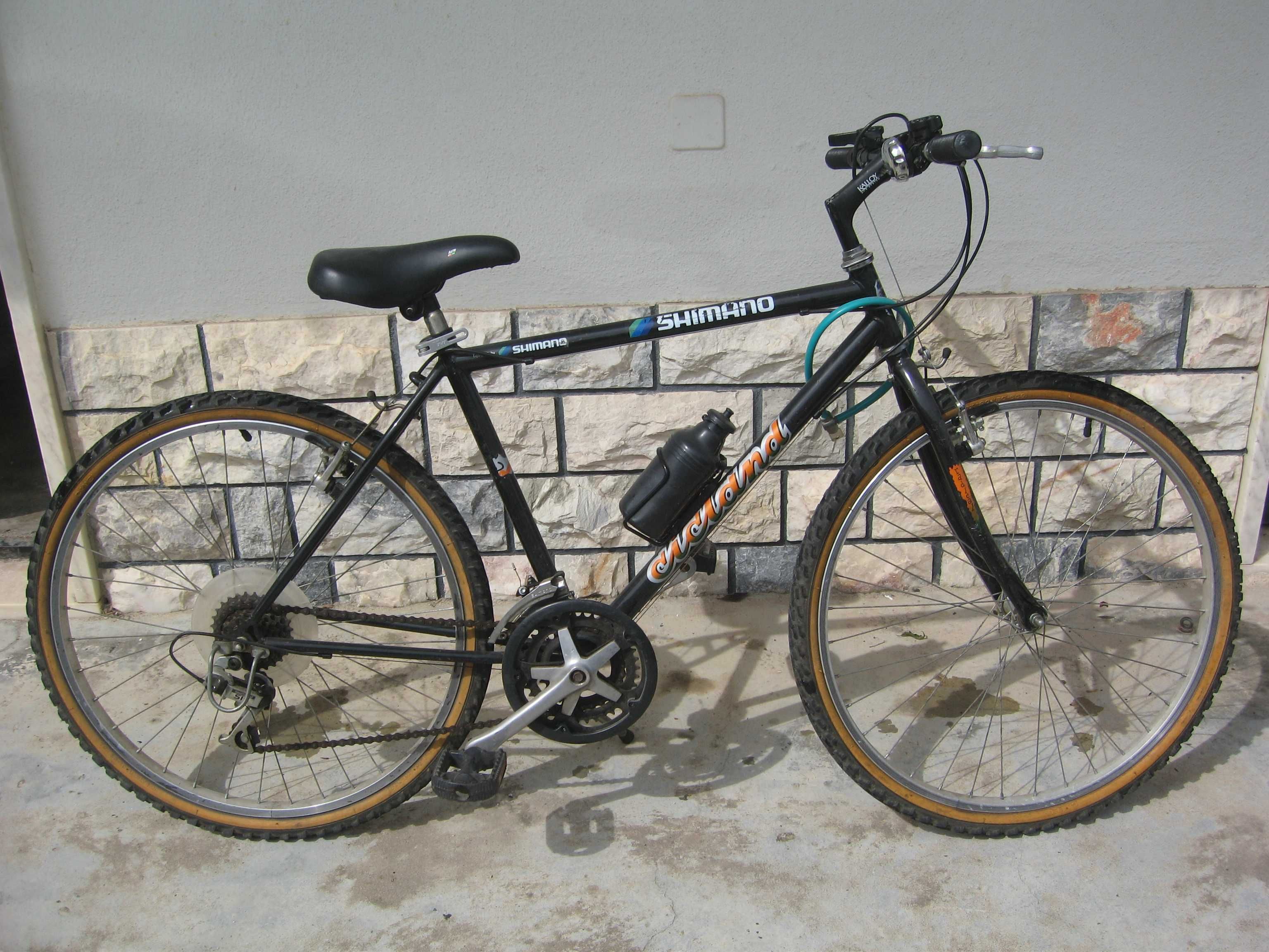 Bicicleta BTT preta em ótimo estado de funcionamento. Roda 26