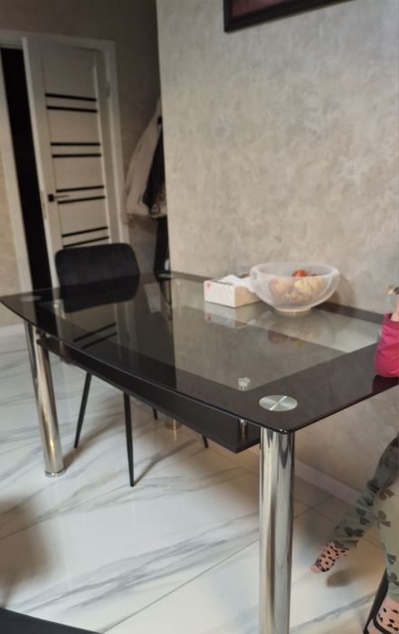 Продам великий скляний стіл