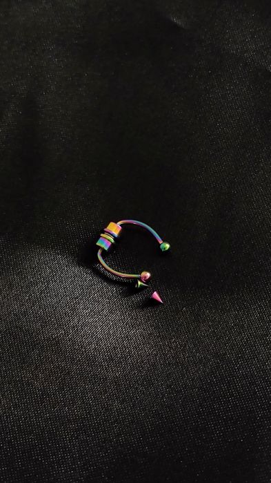 Fake piercing kolor tęczowy fałszywy kolczyk uniseks