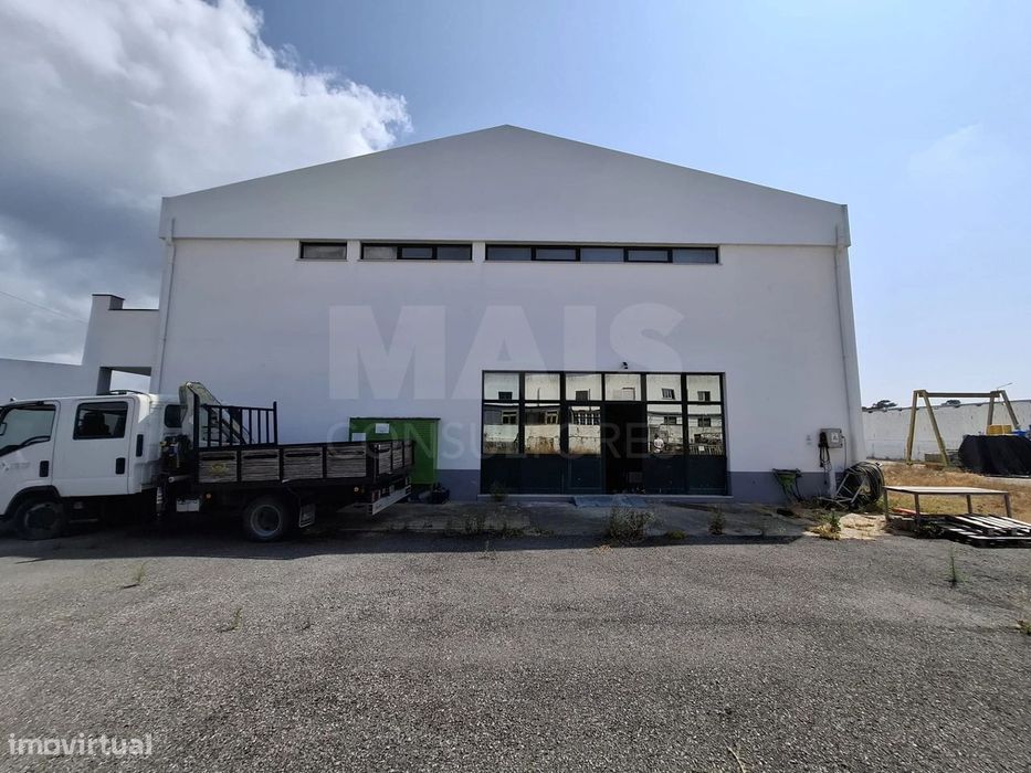 Armazém com Edifício e Terreno para Expansão - Vila Nova de Santo A...