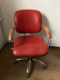 Czerwony fotel fryzjerski
