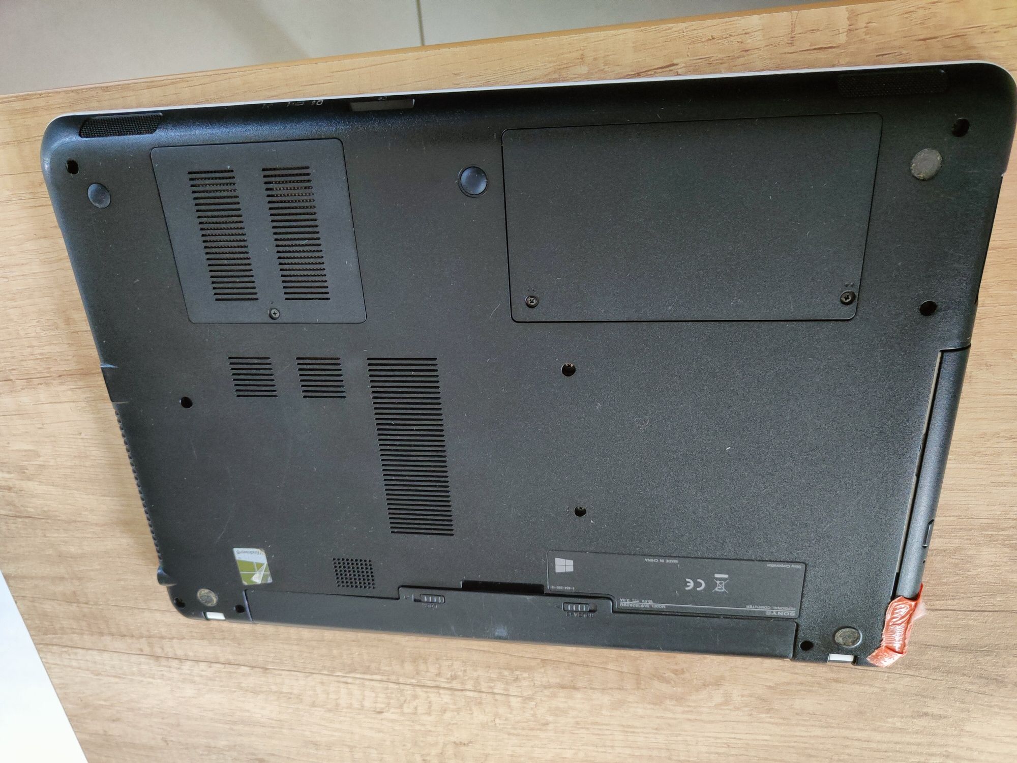 Laptop Sony Vaio biały SVF152A29M z oryginalnym zasilaczem