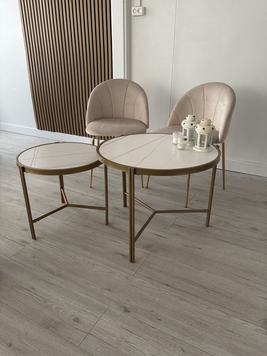 Krzesła i konplet stolików