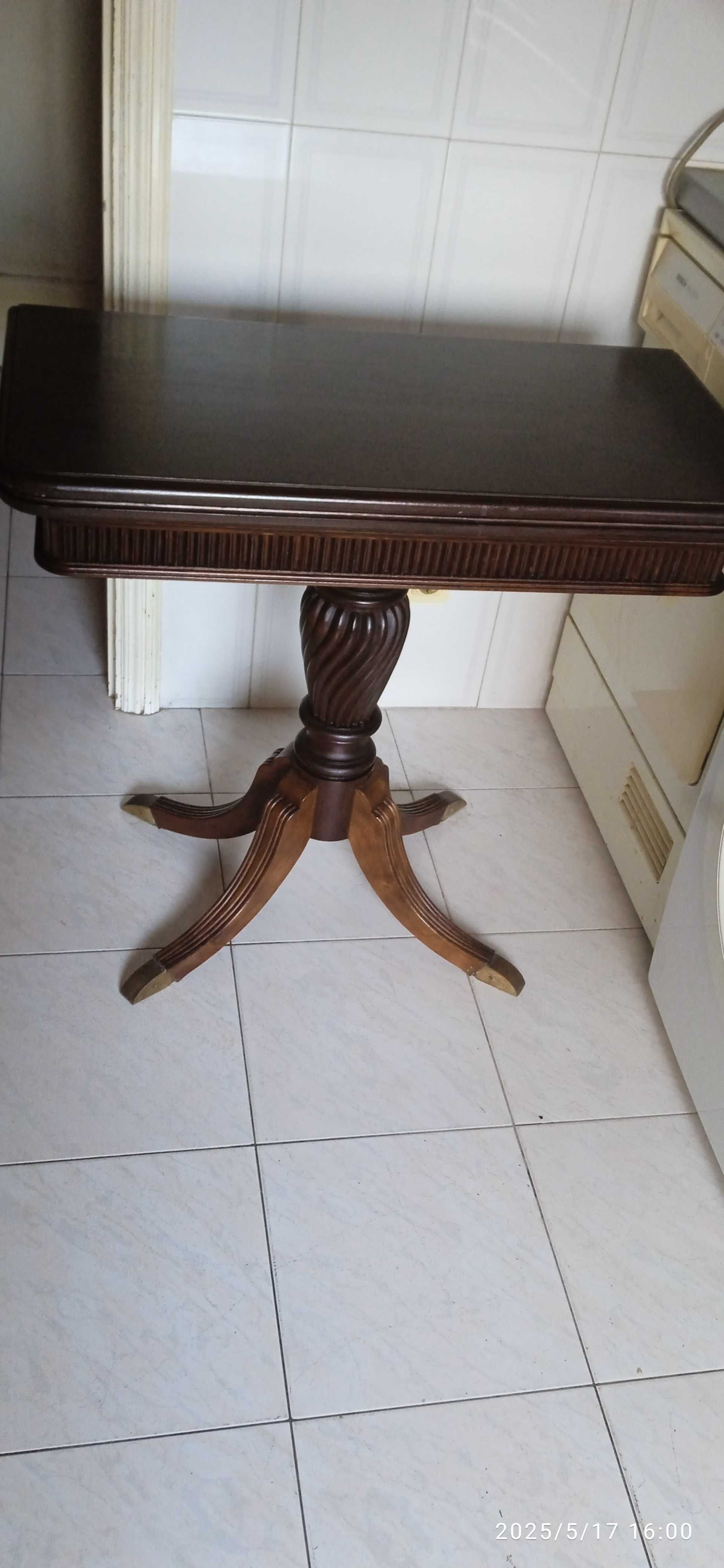 MESA DE JOGO EM MOGNO