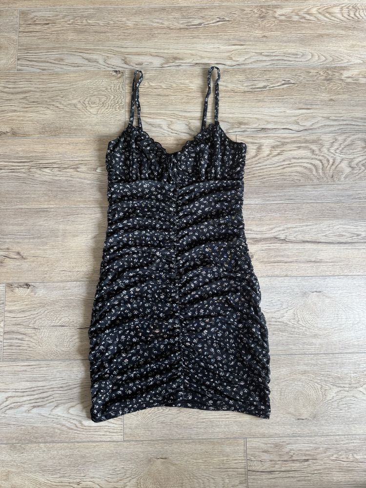 Czarna krótka dopasowana letnia sukienka na ramiączka rozmiar M H&M